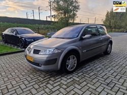Beige Gebruikt 2003 Renault Mégane II Dynamique Hatchback | € 950 (Iets duurder)