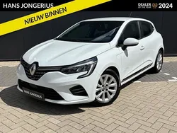 Ijswit 369 Gebruikt 2022 Renault Clio V Intens Hatchback | € 13.949 (Eerlijke prijs)