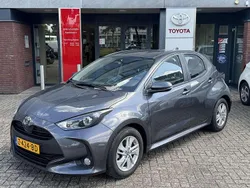 Grijs, metallic lak Gebruikt 2024 Toyota Yaris Hybrid Active Hatchback | € 22.640 (Eerlijke prijs)