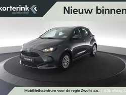 Grijs, metallic lak Gebruikt 2022 Toyota Yaris Active Hatchback | € 19.850 (Eerlijke prijs)