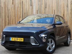 Denim blue (blauw metallic) Gebruikt 2023 Hyundai Kona Comfort SUV | € 29.450 (Iets duurder)