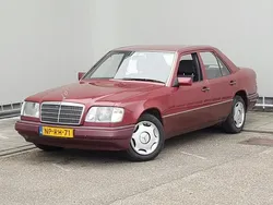 Rood Gebruikt 1993 Mercedes E220 Sedan | € 3.975