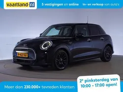 Zwart, metallic lak Gebruikt 2022 Mini Cooper Business Hatchback | € 24.845 (Eerlijke prijs)