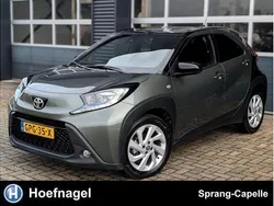 Groen, metallic lak Gebruikt 2022 Toyota Aygo Pulse Hatchback | € 19.995 (Eerlijke prijs)