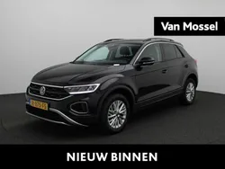 Zwart Gebruikt 2022 VW T-Roc Life SUV | € 23.900 (Eerlijke prijs)