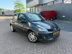 Grijs, metallic lak Gebruikt 2006 Renault Clio II Dynamique Hatchback | € 1.750 (Eerlijke prijs)