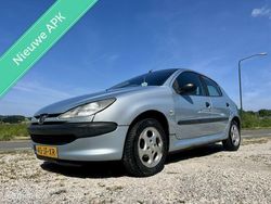 Grijs Gebruikt 2002 Peugeot 206 Hatchback | € 895 (Eerlijke prijs)