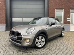 Grijs (metallic) Gebruikt 2017 Mini Cooper Business Hatchback | € 12.950 (Goede deal)