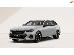 Grijs (metallic) Gebruikt 2025 BMW 520 M Sport Stationwagen | € 59.950 (Eerlijke prijs)