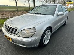 Grijs, metallic lak Gebruikt 2001 Mercedes S320 Sedan | € 4.750