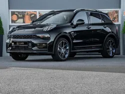 Zwart, metallic lak Gebruikt 2023 Lynk & Co 01 SUV | € 28.950 (Eerlijke prijs)