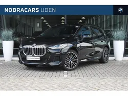 Saphirschwarz (donker zwart metallic) Gebruikt 2024 BMW 225 Active Tourer Comfort Edition MPV | € 44.950 (Eerlijke prijs)