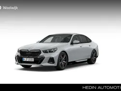 Grijs Nieuw 2025 BMW 530e M Sport Sedan | € 88.401 (Eerlijke prijs)