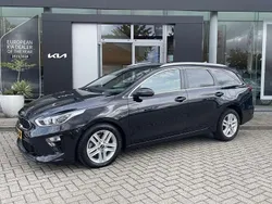 Zwart, metallic lak Gebruikt 2021 Kia Ceed Sportswagon Stationwagen | € 21.945 (Eerlijke prijs)