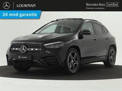 Zwart, metallic lak Gebruikt 2024 Mercedes GLA180 AMG line SUV | € 49.945 (Eerlijke prijs)