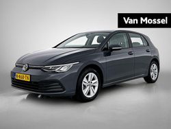 Grijs Gebruikt 2022 VW Golf VIII Life Hatchback | € 22.400 (Eerlijke prijs)