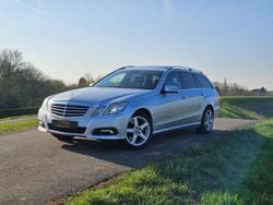 Grijs, metallic lak Gebruikt 2009 Mercedes E500 Avantgarde Stationwagen | € 19.950