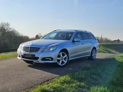 Grijs, metallic lak Gebruikt 2009 Mercedes E500 Avantgarde Stationwagen | € 19.950