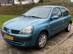 Blauw Gebruikt 2003 Renault Clio II Dynamique Hatchback | € 550 (Eerlijke prijs)