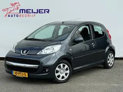 Grijs, metallic lak Gebruikt 2011 Peugeot 107 Urban Move Hatchback | € 4.480 (Eerlijke prijs)