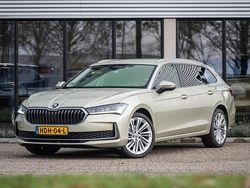 Geel (metallic) Gebruikt 2024 Skoda Superb Selection Stationwagen | € 36.750