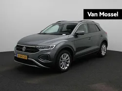 Grijs Gebruikt 2022 VW T-Roc Life SUV | € 22.445 (Eerlijke prijs)