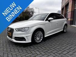 Wit Gebruikt 2015 Audi A3 Sportback Attraction Hatchback | € 12.549 (Eerlijke prijs)