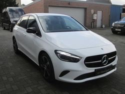 Wit Gebruikt 2023 Mercedes B180 MPV | € 32.000