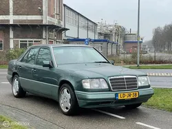 Groen, metallic lak Gebruikt 1995 Mercedes E220 Elegance Sedan | € 6.850