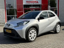 Grijs, metallic lak Gebruikt 2023 Toyota Aygo Play Hatchback | € 15.900 (Goede deal)