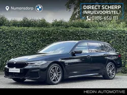 Saphirschwarz metallic (zwart metallic) Gebruikt 2023 BMW 530e Comfort Edition Stationwagen | € 47.895 (Super prijs)