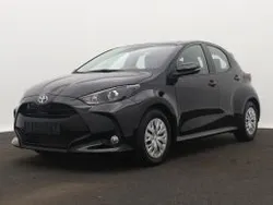 Zwart Gebruikt 2024 Toyota Yaris Active Hatchback | € 22.945 (Eerlijke prijs)