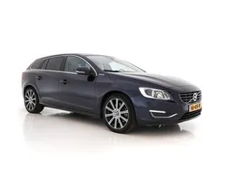 Magic blue (blauw metallic) Gebruikt 2015 Volvo V60 Summum Stationwagen | € 10.445