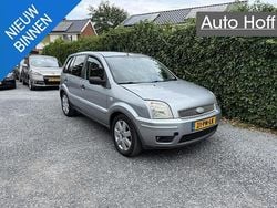 Grijs, metallic lak Gebruikt 2004 Ford Fusion Futura MPV | € 945 (Eerlijke prijs)