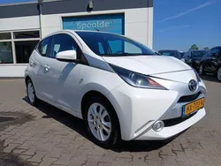 Wit Gebruikt 2016 Toyota Aygo X-pure Hatchback | € 5.999 (Eerlijke prijs)
