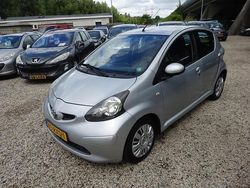 Grijs Gebruikt 2010 Toyota Aygo Hatchback | € 2.495 (Eerlijke prijs)