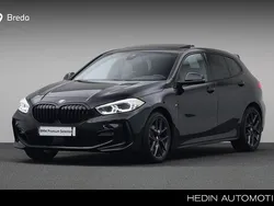 Zwart Gebruikt 2024 BMW 118 Comfort Edition Hatchback | € 36.880 (Eerlijke prijs)