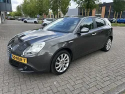 Grijs, metallic lak Gebruikt 2011 Alfa Romeo Giulietta Distinctive Hatchback | € 6.950 (Eerlijke prijs)