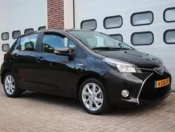 Zwart Gebruikt 2015 Toyota Yaris Hybrid Hatchback | € 14.995 (Eerlijke prijs)