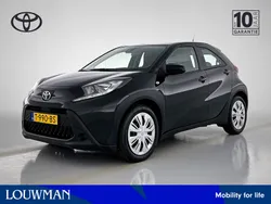 Zwart Gebruikt 2023 Toyota Aygo Play Hatchback | € 17.245 (Eerlijke prijs)