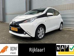 Wit Gebruikt 2015 Toyota Aygo X-play Hatchback | € 8.495 (Eerlijke prijs)