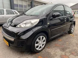 Zwart, metallic lak Gebruikt 2009 Peugeot 107 Hatchback | € 5.250 (Eerlijke prijs)