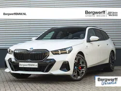 Wit, metallic lak Gebruikt 2025 BMW 550 M Sport Stationwagen | € 94.875