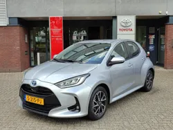 Grijs Gebruikt 2023 Toyota Yaris Hybrid Hatchback | € 22.539 (Eerlijke prijs)