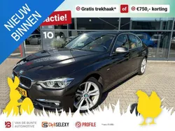 Bruin, metallic lak Gebruikt 2016 BMW 318 Executive Sedan | € 15.950 (Eerlijke prijs)