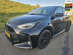 Zwart, metallic lak Gebruikt 2021 Toyota Yaris Hybrid Active Hatchback | € 17.450 (Goede deal)