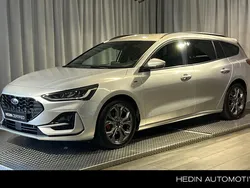 Grijs, metallic lak Gebruikt 2023 Ford Focus ST-Line Stationwagen | € 23.445 (Eerlijke prijs)