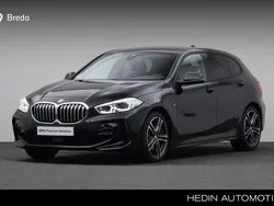 Zwart Gebruikt 2023 BMW 118 Comfort Edition Hatchback | € 30.880 (Eerlijke prijs)