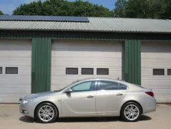 Grijs Gebruikt 2010 Opel Insignia Cosmo Hatchback | € 4.450 (Eerlijke prijs)