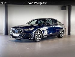 M carbomschwarz metallic (zwart metallic) Nieuw 2025 BMW i5 M Sport Sedan | € 92.151 (Eerlijke prijs)